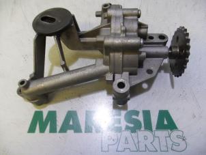 Usagé Pompe à huile Renault Master III (FD/HD) 2.2 dCi 16V Prix € 60,00 Règlement à la marge proposé par Maresia Parts