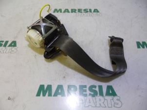 Used Rear seatbelt, left Renault Clio III (BR/CR) 1.4 16V Price € 75,00 Margin scheme offered by Maresia Parts