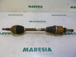 Usagé Arbre de transmission avant gauche Renault Clio III (BR/CR) 1.4 16V Prix € 60,00 Règlement à la marge proposé par Maresia Parts