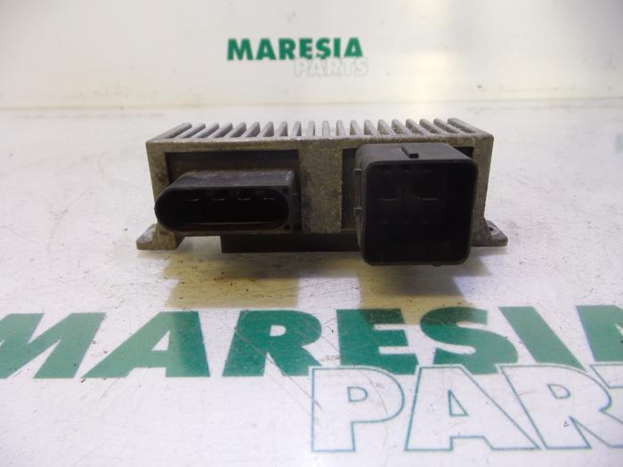 Glow plug relay Renault Megane III Grandtour 1.5 dCi 110 8200859243