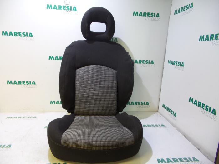 Seat upholstery, left from a Peugeot 206 (2A/C/H/J/S) 1.4 XR,XS,XT,Gentry 2003