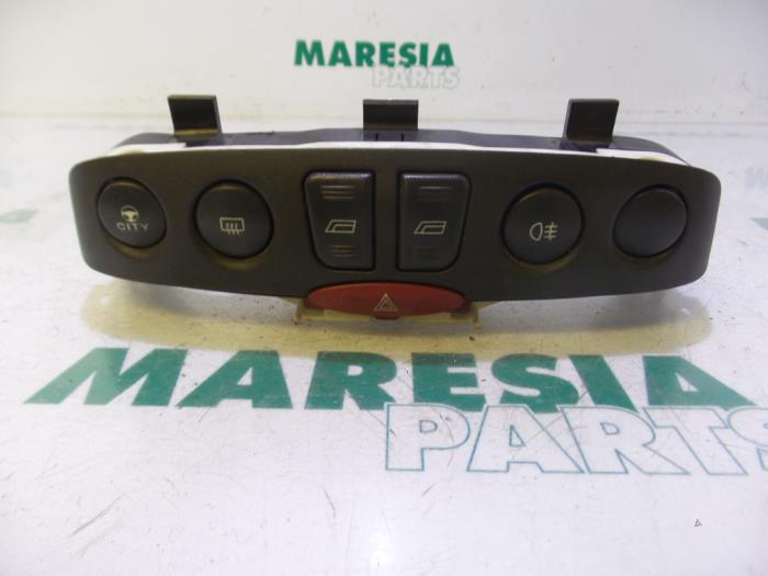 Usados Interruptor combinado de ventanillas Fiat Punto II (188) 1.9 JTD 80 ELX Precio € 25,00 Norma de margen ofrecido por Maresia Parts