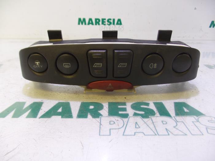 Usados Interruptor combinado de ventanillas Fiat Punto II (188) 1.2 60 S 3-Drs. Precio € 25,00 Norma de margen ofrecido por Maresia Parts