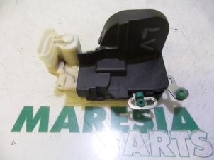 Używane Mechanizm blokady drzwi lewych wersja 2-drzwiowa Alfa Romeo 147 (937) 1.6 Twin Spark 16V Cena € 25,00 Procedura marży oferowane przez Maresia Parts