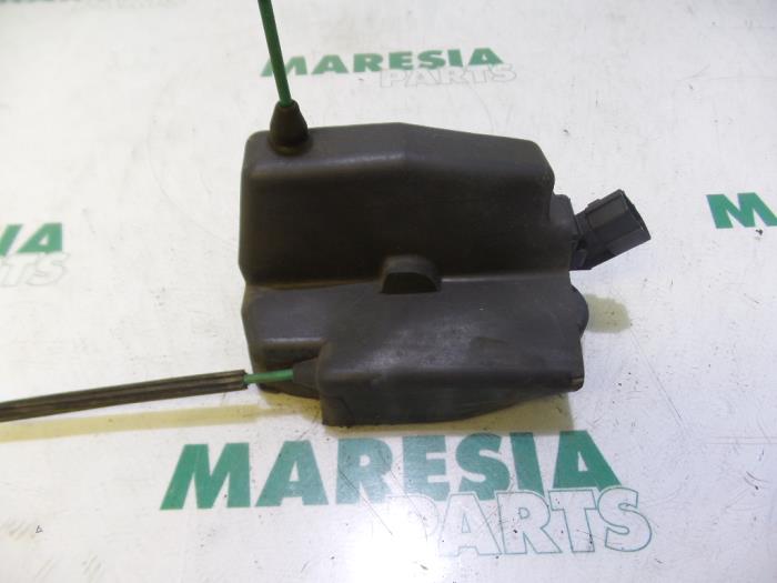Front door lock mechanism 4-door, right Fiat Idea 1.4 16V - 71751036