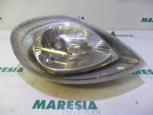Used Headlight, right Renault Trafic New (FL) 1.9 dCi 100 16V Price € 60,50 Inclusive VAT offered by Maresia Parts