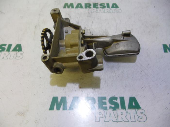 Używane Pompa oleju Peugeot 307 SW (3H) 2.0 HDi 90 Cena € 105,00 Procedura marży oferowane przez Maresia Parts