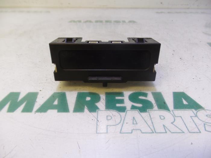 Begagnade Innerdisplay Renault Trafic New (FL) 1.9 dCi 100 16V Pris € 30,25 Inklusive moms erbjuds av Maresia Parts