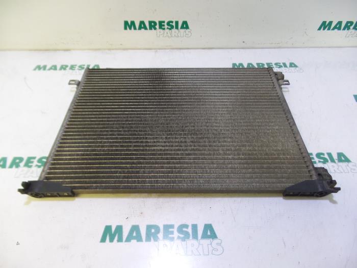 Air conditioning condenser from a Renault Trafic New (FL) 1.9 dCi 100 16V 2005