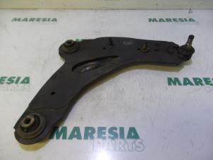 Usagé Bras de suspension bas avant droit Renault Trafic New (FL) 1.9 dCi 100 16V Prix € 30,25 Prix TTC proposé par Maresia Parts