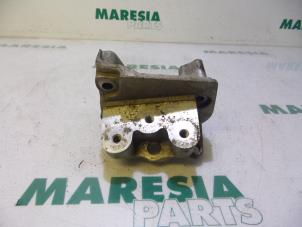 Engine mount from a Fiat Grande Punto (199) 1.4 2007