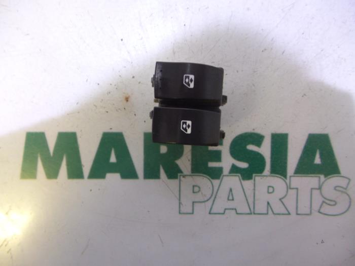 Używane Przelacznik combi okienny Renault Megane II (BM/CM) 2.0 16V Turbo Cena € 25,00 Procedura marży oferowane przez Maresia Parts