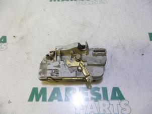 Używane Mechanizm blokady drzwi lewych tylnych wersja 4-drzwiowa Peugeot 206 SW (2E/K) 1.6 16V Cena € 25,00 Procedura marży oferowane przez Maresia Parts