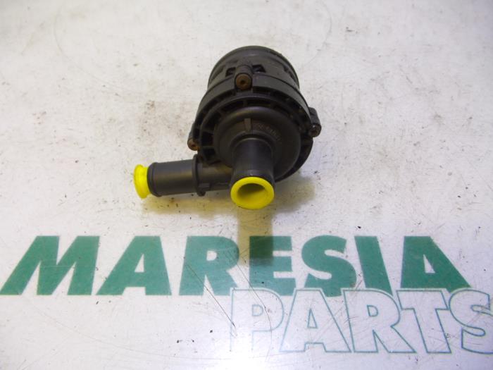 Usagé Pompe à eau Renault Scénic II (JM) 1.5 dCi 105 FAP Prix € 25,00 Règlement à la marge proposé par Maresia Parts