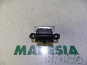Gebrauchte Handbremse Schalter Peugeot 308 (L3/L8/LB/LH/LP) 1.6 16V THP Preis € 19,95 Margenregelung angeboten von Maresia Parts