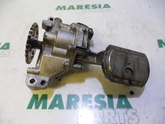 Oil pump from a Peugeot Expert (G9) 2.0 HDi 140 16V 2007