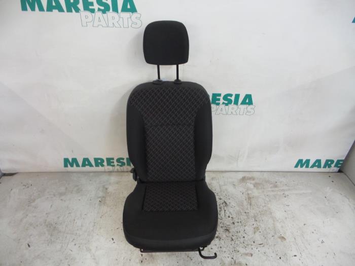 Seat, right from a Renault Kangoo Express (FW) 1.5 dCi 90 FAP 2009