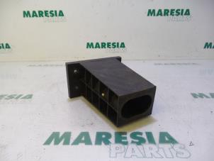 Używane Rama zderzaka przód Citroen C4 Grand Picasso (UA) 1.8 16V Cena € 25,00 Procedura marży oferowane przez Maresia Parts