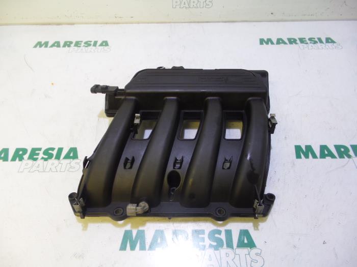Używane Kolektor dolotowy Renault Clio II (BB/CB) 1.4 16V Cena € 40,00 Procedura marży oferowane przez Maresia Parts