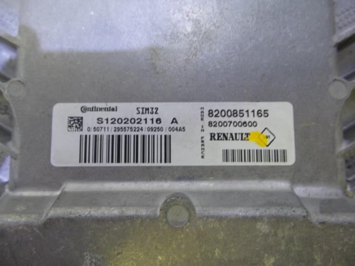 Calculateur moteur d'un Renault Clio III (BR/CR) 1.2 16V TCe 100 2010