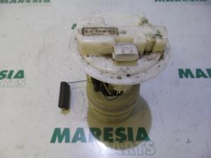 Usados Bomba eléctrica de combustible Renault Clio III (BR/CR) 1.2 16V TCe 100 Precio € 20,00 Norma de margen ofrecido por Maresia Parts