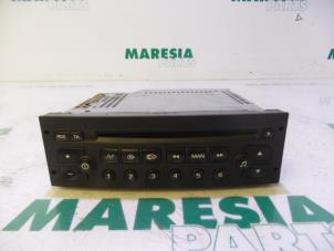 Używane Radioodtwarzacz CD Peugeot 206 SW (2E/K) 1.6 16V Cena € 50,00 Procedura marży oferowane przez Maresia Parts