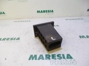 Używane Rama zderzaka przód Citroen C4 Picasso (UD/UE/UF) 1.8 16V Cena € 25,00 Procedura marży oferowane przez Maresia Parts