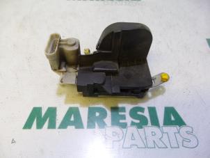 Używane Mechanizm blokady drzwi lewych tylnych wersja 4-drzwiowa Alfa Romeo 147 (937) 1.9 JTDM 16V Cena € 25,00 Procedura marży oferowane przez Maresia Parts