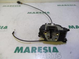 Used Door lock mechanism 2-door, left Renault Clio III (BR/CR) 1.2 16V 75 Price € 25,00 Margin scheme offered by Maresia Parts