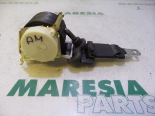 Używane Pas bezpieczenstwa srodkowy tyl Renault Clio III (BR/CR) 1.2 16V 75 Cena € 20,00 Procedura marży oferowane przez Maresia Parts