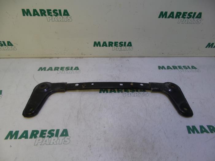 Begagnade Underram Renault Clio III (BR/CR) 1.2 16V 75 Pris € 15,00 Marginaltabell erbjuds av Maresia Parts