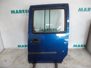Używane Drzwi przesuwne lewe Fiat Doblo (223A/119) 1.6 16V Cena € 210,00 Procedura marży oferowane przez Maresia Parts