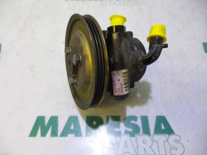 Usagé Pompe de direction Fiat Doblo (223A/119) 1.6 16V Prix € 40,00 Règlement à la marge proposé par Maresia Parts