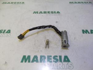 Usados Cerradura de contacto y llave Renault Twingo (C06) 1.2 Precio € 35,00 Norma de margen ofrecido por Maresia Parts