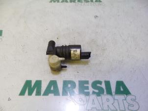 Used Windscreen washer pump Peugeot 407 SW (6E) 2.0 16V Price € 10,00 Margin scheme offered by Maresia Parts