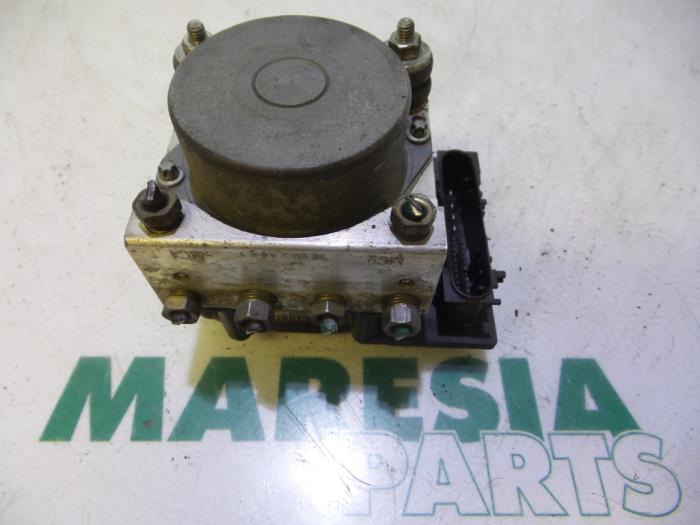 Używane Pompa ABS Renault Clio III (BR/CR) 1.6 16V Cena € 65,00 Procedura marży oferowane przez Maresia Parts