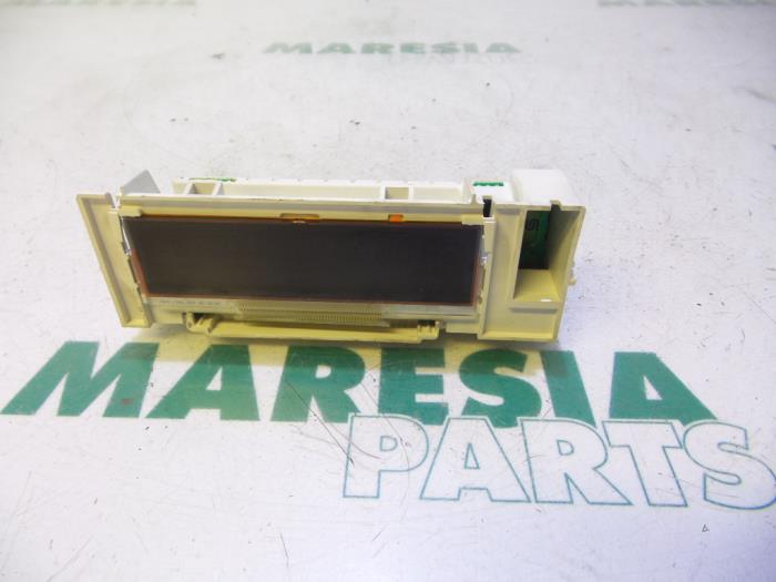 Begagnade Innerdisplay Renault Clio III (BR/CR) 1.6 16V Pris € 25,00 Marginaltabell erbjuds av Maresia Parts