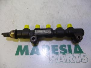 Used Fuel injector nozzle Peugeot 206 CC (2D) 1.6 HDI 16V FAP Price € 30,00 Margin scheme offered by Maresia Parts
