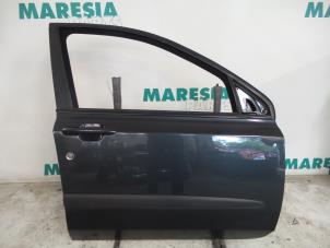 Używane Drzwi prawe przednie wersja 4-drzwiowa Fiat Stilo MW (192C) 1.6 16V Cena € 75,00 Procedura marży oferowane przez Maresia Parts