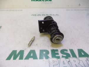 Usados Cerradura de contacto y llave Fiat Stilo MW (192C) 1.6 16V Precio € 35,00 Norma de margen ofrecido por Maresia Parts