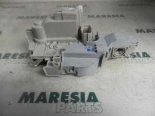 Używane Mechanizm blokady drzwi lewych przednich wersja 4-drzwiowa Fiat Bravo (198A) 1.4 MultiAir 16V Cena € 35,00 Procedura marży oferowane przez Maresia Parts