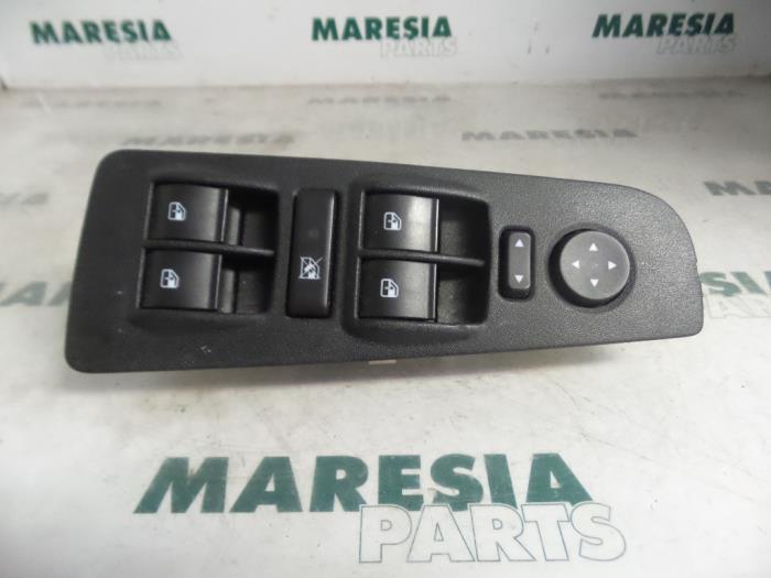 Multi-functional window switch from a Fiat Bravo (198A) 1.4 MultiAir 16V 2011