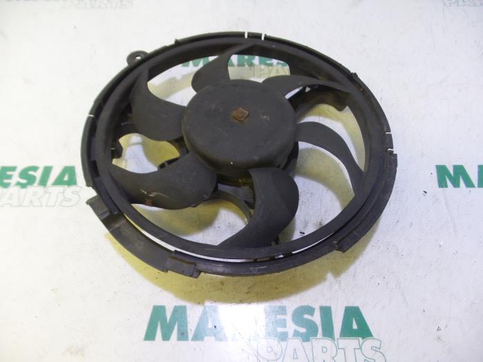 Używane Silnik wentylatora Fiat Stilo MW (192C) 1.6 16V Cena € 35,00 Procedura marży oferowane przez Maresia Parts