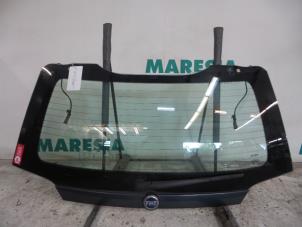 Usagé Vitre arrière Fiat Stilo MW (192C) 1.6 16V Prix € 50,00 Règlement à la marge proposé par Maresia Parts
