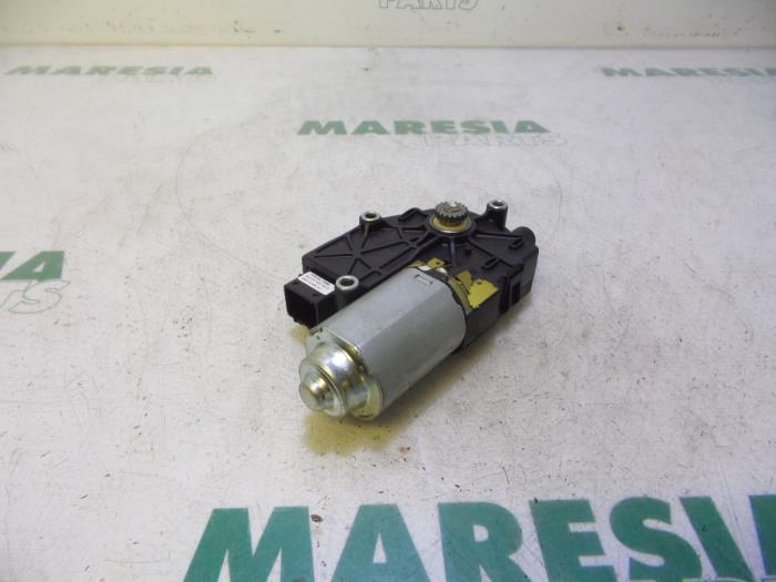 Sunroof motor from a Renault Clio III (BR/CR) 1.6 16V 2012