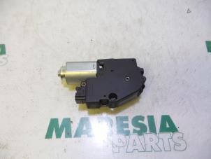 Used Sunroof motor Renault Clio III (BR/CR) 1.6 16V Price € 105,00 Margin scheme offered by Maresia Parts