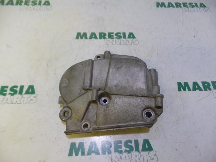 Usagé Couvercle de distribution Renault Clio III (BR/CR) 1.6 16V Prix € 30,00 Règlement à la marge proposé par Maresia Parts
