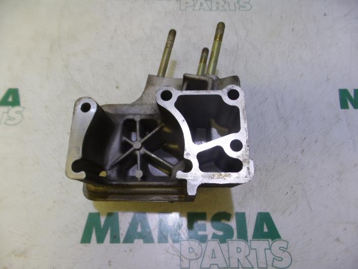 Engine mount from a Fiat Bravo (198A) 1.4 16V 2007