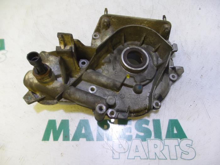 Używane Pompa oleju Fiat Bravo (198A) 1.4 16V Cena € 59,99 Procedura marży oferowane przez Maresia Parts