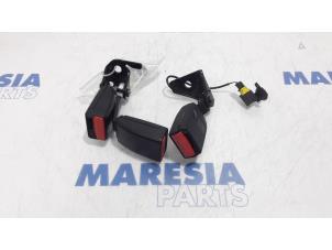 Used Rear seatbelt buckle, centre Peugeot 207 SW (WE/WU) 1.4 Price € 60,00 Margin scheme offered by Maresia Parts